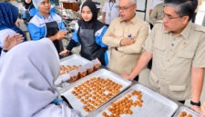 Menaker Yassierli, saat meninjau langsung proses pembuatan kue kering oleh para peserta program kejuruan Tata Boga di Satuan Pelayanan Pelatihan Vokasi dan Produktivitas (Satpel PVP) Bantul, D.I. Yogyakarta, Rabu (7/10/2026). (Foto: Dok. Kemnaker)