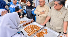 Menaker Yassierli, saat meninjau langsung proses pembuatan kue kering oleh para peserta program kejuruan Tata Boga di Satuan Pelayanan Pelatihan Vokasi dan Produktivitas (Satpel PVP) Bantul, D.I. Yogyakarta, Rabu (7/10/2026). (Foto: Dok. Kemnaker)