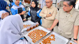 Menaker Yassierli, saat meninjau langsung proses pembuatan kue kering oleh para peserta program kejuruan Tata Boga di Satuan Pelayanan Pelatihan Vokasi dan Produktivitas (Satpel PVP) Bantul, D.I. Yogyakarta, Rabu (7/10/2026). (Foto: Dok. Kemnaker)
