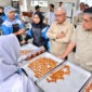 Menaker Yassierli, saat meninjau langsung proses pembuatan kue kering oleh para peserta program kejuruan Tata Boga di Satuan Pelayanan Pelatihan Vokasi dan Produktivitas (Satpel PVP) Bantul, D.I. Yogyakarta, Rabu (7/10/2026). (Foto: Dok. Kemnaker)