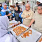Menaker Yassierli, saat meninjau langsung proses pembuatan kue kering oleh para peserta program kejuruan Tata Boga di Satuan Pelayanan Pelatihan Vokasi dan Produktivitas (Satpel PVP) Bantul, D.I. Yogyakarta, Rabu (7/10/2026). (Foto: Dok. Kemnaker)
