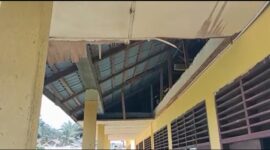 Plafon SDN 06/V Lubuk Kambing Tampapk Rusak. FOTO : Ary/LT