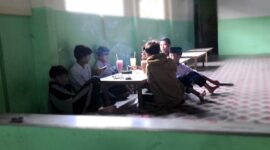 Sebagian Pelajar Diduga Siswa MTs Tengah Merokok. FOTO : LT