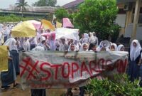 Saat Pelajar SMKN 1 Tanjung Jabung Barat melakukan aksi demo di Lapangan Sekolah. FOTO : Bas/LT