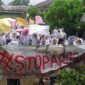 Saat Pelajar SMKN 1 Tanjung Jabung Barat melakukan aksi demo di Lapangan Sekolah. FOTO : Bas/LT