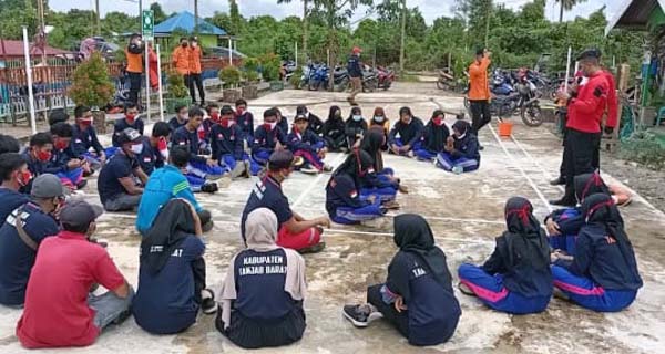 Pelajar SMK Negeri 7 Batara Saat Mengikuti Simulasi bencana terpusat di Kawasan Wisata Embung Desa Muntialo, Kecamatan Betara, Jum'at (12/11/21).