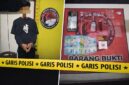 BUKTI TAK TERBANTAHKAN: Pelaku SA (23) beserta barang bukti paket sabu, alat hisap (bong), uang tunai, dan ponsel saat diamankan di Mapolres Tanjab Barat, Sabtu (18/04). Penangkapan ini merupakan hasil operasi senyap Tim Opsnal Satresnarkoba di Penginapan Malvin. (Foto: Dok. Polres Tanjab Barat)