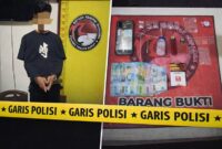 BUKTI TAK TERBANTAHKAN: Pelaku SA (23) beserta barang bukti paket sabu, alat hisap (bong), uang tunai, dan ponsel saat diamankan di Mapolres Tanjab Barat, Sabtu (18/04). Penangkapan ini merupakan hasil operasi senyap Tim Opsnal Satresnarkoba di Penginapan Malvin. (Foto: Dok. Polres Tanjab Barat)