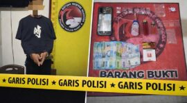 BUKTI TAK TERBANTAHKAN: Pelaku SA (23) beserta barang bukti paket sabu, alat hisap (bong), uang tunai, dan ponsel saat diamankan di Mapolres Tanjab Barat, Sabtu (18/04). Penangkapan ini merupakan hasil operasi senyap Tim Opsnal Satresnarkoba di Penginapan Malvin. (Foto: Dok. Polres Tanjab Barat)