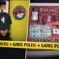 BUKTI TAK TERBANTAHKAN: Pelaku SA (23) beserta barang bukti paket sabu, alat hisap (bong), uang tunai, dan ponsel saat diamankan di Mapolres Tanjab Barat, Sabtu (18/04). Penangkapan ini merupakan hasil operasi senyap Tim Opsnal Satresnarkoba di Penginapan Malvin. (Foto: Dok. Polres Tanjab Barat)
