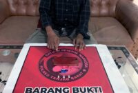 Pelaku dan Barang Bukti Saat Diamankan Satres Narkoba Polres Tanjab Barat. FOTO : Humas