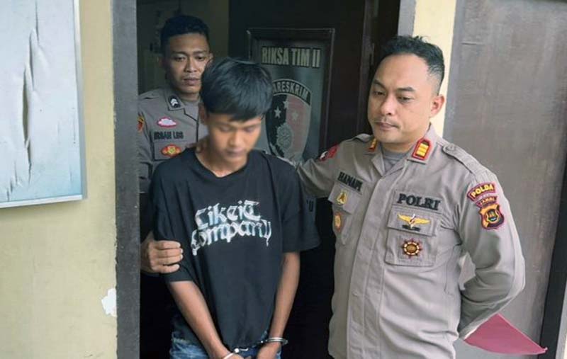 Kapolsek Kotabaru AKP Hanafi  Memegang Pelaku Pembunuhan DRP (19) Gadis Cantik Asal Tanjab Barat di Kota Jambi. FOTO : Ist