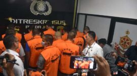 Para pelaku Ilegal Drilling Saat Dihadirkan dalam Konferensi Pers di Ruang Rupatama Lantai 2 Gedung Mapolda Jambi, Rabu (22/06/22). FOTO : polri.go.id
