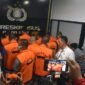 Para pelaku Ilegal Drilling Saat Dihadirkan dalam Konferensi Pers di Ruang Rupatama Lantai 2 Gedung Mapolda Jambi, Rabu (22/06/22). FOTO : polri.go.id