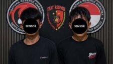Dua remaja berstatus pelajar berinisial M.A. (17) dan D.A.S. (19) saat diamankan di Mapolres Bungo setelah diringkus Tim Opsnal Satresnarkoba Polres Bungo di Desa Lubuk Tenam, Kecamatan Bathin III, Kabupaten Bungo, Jambi. Keduanya ditangkap bersama barang bukti narkotika jenis sabu seberat 5,17 gram siap edar. (Foto: Dok. Satresnarkoba Polres Bungo)