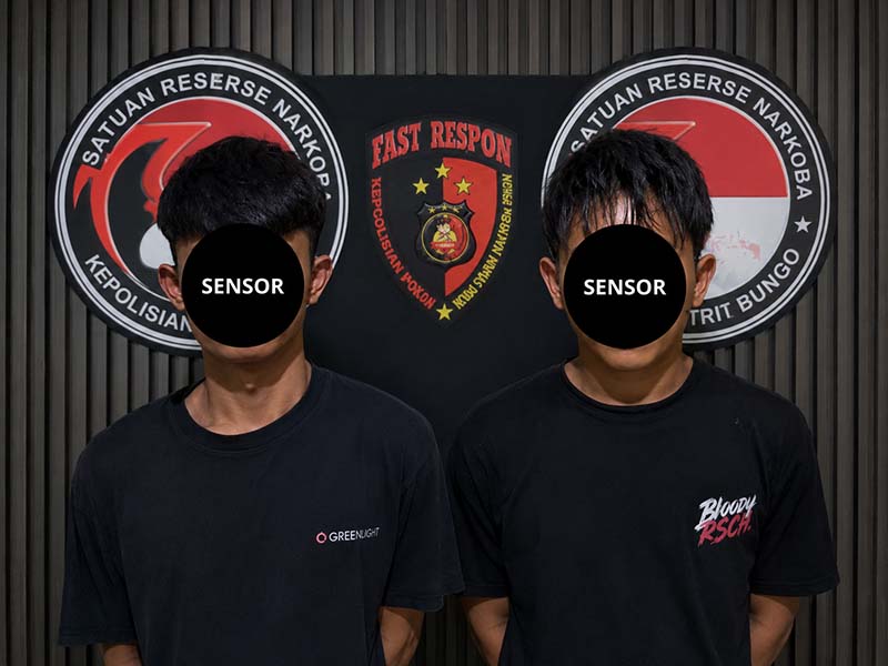 Dua remaja berstatus pelajar berinisial M.A. (17) dan D.A.S. (19) saat diamankan di Mapolres Bungo setelah diringkus Tim Opsnal Satresnarkoba Polres Bungo di Desa Lubuk Tenam, Kecamatan Bathin III, Kabupaten Bungo, Jambi. Keduanya ditangkap bersama barang bukti narkotika jenis sabu seberat 5,17 gram siap edar. (Foto: Dok. Satresnarkoba Polres Bungo)