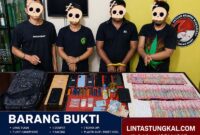 RINGKUS PENGEDAR: Empat Orang jaringan narkoba wilayah Betara saat diamankan di Mapolres Tanjab Barat beserta barang bukti sabu, ganja, dan uang tunai jutaan rupiah. (FOTO: Dok. Humas Polres Tanjab Barat)