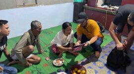 Angggota Resmob Polda Jambi Menunjukan Data Kepada Keluarga Tempat Pelaku Bersembuni di Jambi Saat Penangkapan Pelaku. FOTO : Ist