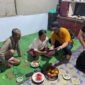 Angggota Resmob Polda Jambi Menunjukan Data Kepada Keluarga Tempat Pelaku Bersembuni di Jambi Saat Penangkapan Pelaku. FOTO : Ist