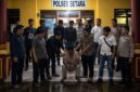 Tim Gabungan Satreskrim Polres Tanjabbar dan Polsek Betara saat mengamankan pelaku pembunuhan berinisial SL (duduk tengah) di Mapolsek Betara, Sabtu (30/5/2026) dinihari. SL diringkus di kawasan Parit Panting tanpa perlawanan. (Foto: Dok. Istimewa)