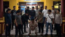 Tim Gabungan Satreskrim Polres Tanjabbar dan Polsek Betara saat mengamankan pelaku pembunuhan berinisial SL (duduk tengah) di Mapolsek Betara, Sabtu (30/5/2026) dinihari. SL diringkus di kawasan Parit Panting tanpa perlawanan. (Foto: Dok. Istimewa)
