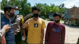 FOTO : Kedua Pelaku Diamankan Polisi di Pos Covid-19 Batang Asam Perbatasan Jambi-Riau, Sabtu (09/05/20)