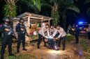Satreskrim Polres Tanjab Barat saat mengamankan salah satu terduga pelaku penembakan petani kelapa sawit, Rahman alias Remang, di sebuah pondok di kawasan Betara pada Rabu malam. (FOTO: Dok. RES TJB)