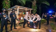 Satreskrim Polres Tanjab Barat saat mengamankan salah satu terduga pelaku penembakan petani kelapa sawit, Rahman alias Remang, di sebuah pondok di kawasan Betara pada Rabu malam. (FOTO: Dok. RES TJB)