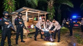 Satreskrim Polres Tanjab Barat saat mengamankan salah satu terduga pelaku penembakan petani kelapa sawit, Rahman alias Remang, di sebuah pondok di kawasan Betara pada Rabu malam. (FOTO: Dok. RES TJB)