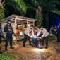 Satreskrim Polres Tanjab Barat saat mengamankan salah satu terduga pelaku penembakan petani kelapa sawit, Rahman alias Remang, di sebuah pondok di kawasan Betara pada Rabu malam. (FOTO: Dok. RES TJB)