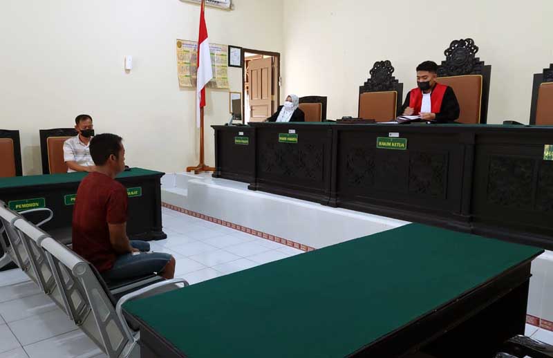 Terdakwa Pungli Inisial EH (36) Saat Menajlani Sidang Tipiring Perkara Pungli di Pengadilan Negeri Sengeti, Rabu (13/7/22). FOTO : Istimewa