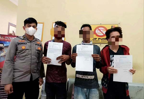 Terduga Pelaku Pungli Supir Truk di Tangkap Polres Muaro Jambi Saat Beraksi, Kamis (04/11/21).
