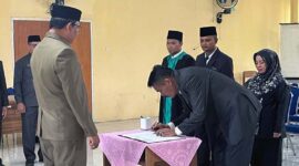 Wakil Bupati Tanjab Barat H. Hairan, SH Menyaksikan Penandatangan Berita Acara Pelantikan, Jumat (11/8/23). FOTO : Angah/LT