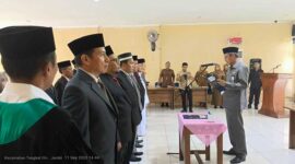 Sekda H. Agus Sanusi Saat Memimpin Upacara Prosesi Pelantikan di Kantor BKPSDM Jalan Manunggal I., Senin (11/8/23). FOTO : LT