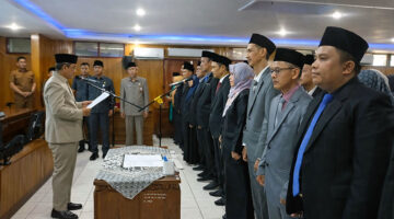 Bupati Tanjab Barat H. Anwar Sadat Saat Lantik 39 Pejabat Manajerial dan Non-Manajerial di Lingkungan Pemkab di Pola Utama Kantor Bupati, Senini (13/4/2026). FOTO : Dok. Istimewa/LT