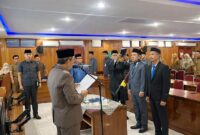 Bupati Anwar Sadat saat melantik Kepala Dinas Dukcapil definitif di Ruang Pola Utama, Senin (16/03). Dalam arahannya, Bupati menekankan pentingnya integritas, moralitas, dan kerja cepat (tancap gas) dalam mendongkrak Indeks Pembangunan Manusia (IPM) di Kabupaten Tanjung Jabung Barat.(FOTO : BKPSDM)