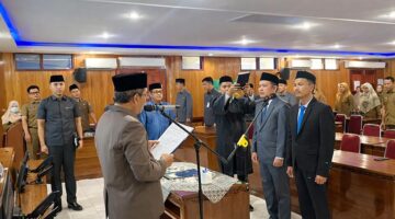 Bupati Anwar Sadat saat melantik Kepala Dinas Dukcapil definitif di Ruang Pola Utama, Senin (16/03). Dalam arahannya, Bupati menekankan pentingnya integritas, moralitas, dan kerja cepat (tancap gas) dalam mendongkrak Indeks Pembangunan Manusia (IPM) di Kabupaten Tanjung Jabung Barat.(FOTO : BKPSDM)