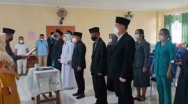 Kepala BKPSDM Tanjab Barat H. R. Gatot Suwarso, SH, MM atas nama Bupati Tanjab Barat Memimpin Pelantikan, Jumat (1/4/22). FOTO : LT