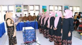 Hj Fadhilah Sadat kukuhkan 67 orang yang tergabung dalam Bunda PAUD Kecamatan hingga Desa, Senin (7/3/22). FOTO : Istimewa