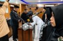 Wakil Bupati Tanjung Jabung Barat, Dr. H. Katamso, SA, S.E., M.E. (kiri), menyaksikan penandatanganan berita acara sumpah jabatan oleh salah satu pejabat yang dilantik di Aula Pola Utama Kantor Bupati, Senin (27/7/2026). (FOTO : Dok. Lintastungkal)