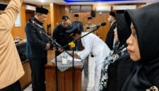 Wakil Bupati Tanjung Jabung Barat, Dr. H. Katamso, SA, S.E., M.E. (kiri), menyaksikan penandatanganan berita acara sumpah jabatan oleh salah satu pejabat yang dilantik di Aula Pola Utama Kantor Bupati, Senin (27/7/2026). (FOTO : Dok. Lintastungkal)