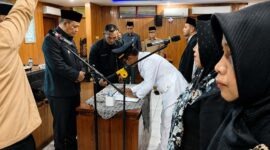 Wakil Bupati Tanjung Jabung Barat, Dr. H. Katamso, SA, S.E., M.E. (kiri), menyaksikan penandatanganan berita acara sumpah jabatan oleh salah satu pejabat yang dilantik di Aula Pola Utama Kantor Bupati, Senin (27/7/2026). (FOTO : Dok. Lintastungkal)