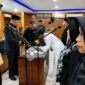 Wakil Bupati Tanjung Jabung Barat, Dr. H. Katamso, SA, S.E., M.E. (kiri), menyaksikan penandatanganan berita acara sumpah jabatan oleh salah satu pejabat yang dilantik di Aula Pola Utama Kantor Bupati, Senin (27/7/2026). (FOTO : Dok. Lintastungkal)