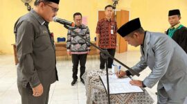 Asisten Pemkesra H. Mulyadi Saat Pelantikan Rizal Herliawan, ST menjadi Kabid Kawasan Permukiman Dinas Perumahan dan Kawasan Pemukiman (Perkim) di Aula lantai 2 Kantor BKPSDM Tanjab Barat, Kamis (9/11/23). FOTO : ISt/LT