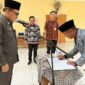 Asisten Pemkesra H. Mulyadi Saat Pelantikan Rizal Herliawan, ST menjadi Kabid Kawasan Permukiman Dinas Perumahan dan Kawasan Pemukiman (Perkim) di Aula lantai 2 Kantor BKPSDM Tanjab Barat, Kamis (9/11/23). FOTO : ISt/LT