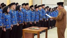 PENGAMBILAN SUMPAH: Wakil Bupati Tanjung Jabung Barat, Dr. H. Katamso, SA, S.E., M.E., saat memimpin pengambilan sumpah/janji jabatan bagi 198 ASN baru di Balai Pertemuan Kantor Bupati, Senin (14/04). (FOTO : DOk. Prokopim)