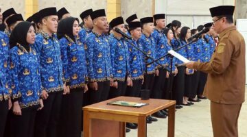 PENGAMBILAN SUMPAH: Wakil Bupati Tanjung Jabung Barat, Dr. H. Katamso, SA, S.E., M.E., saat memimpin pengambilan sumpah/janji jabatan bagi 198 ASN baru di Balai Pertemuan Kantor Bupati, Senin (14/04). (FOTO : DOk. Prokopim)