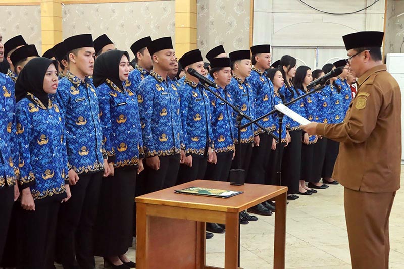 PENGAMBILAN SUMPAH: Wakil Bupati Tanjung Jabung Barat, Dr. H. Katamso, SA, S.E., M.E., saat memimpin pengambilan sumpah/janji jabatan bagi 198 ASN baru di Balai Pertemuan Kantor Bupati, Senin (14/04). (FOTO : DOk. Prokopim)
