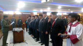 Bupati Tanjab Barat H. Anwar Sadat Saat melantik dan mengambil sumpah 8 pejabat tinggi pratama atau eselon II dan 9 Pejabat Administrator dan Pengwas di Gedung Pola Utama Kantor Bupati, Senin (16/10/23). FOTO : BAS/LT