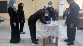 Kepala BKPSDM Kabupaten Tanjung Jabung Barat H. R. Gatot Suwarso, SH, MM Saat Melantik melantik dan mengambil sumpah jabatan terhadap 3 Pejabat Struktural Eselon IV, Kamis (9/6/22). FOTO : Ist